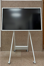 Digitales Flipchart mit großem Bildschirm auf rollbarem Standgestell in der Bibliothek.